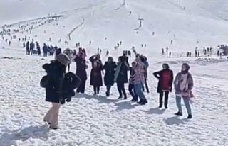 Elazığ Hazarbaba Kayak merkezinde vatandaşlar doyasıya...