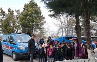 Elazığ’da öğrenciler, jandarma ekiplerine Türk...