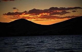 Hazar Gölü’nde günbatımı kartpostallık görüntüler...