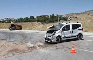 Elazığ’da hafif ticari araç ile otomobil çarpıştı:...