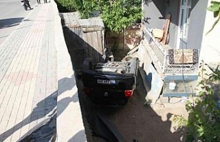 Elazığ’da otomobil bahçeye uçup ters döndü:...