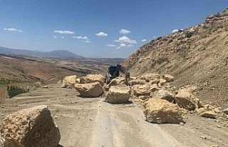 Köy yollarında risk oluşturan kayalar temizleniyor