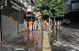 Elazığ Belediyesi kent genelinde temizlik çalışmalarını...