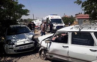 Elazığ’da iki otomobil kafa kafaya çarpıştı:...