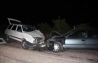 Elazığ’da iki otomobil kafa kafaya çarpıştı:...