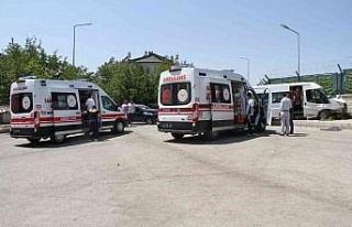 Elazığ’da öğrenci minibüsü ile otomobil çarpıştı:...