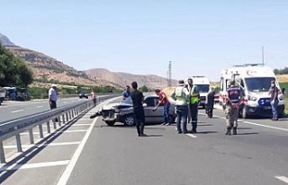 Elazığ’da otomobil bariyerlere çarptı: 3 yaralı