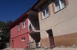 Elazığ’daki depremde bazı binalarda çatlaklar...