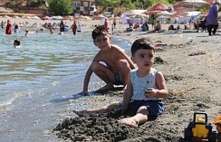 Sıcaktan bunalanlar Hazar Gölü’ne akın etti
