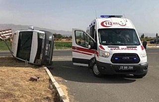 Elazığ’da minibüs ile hafif ticari araç çarpıştı:...