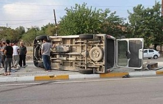 Elazığ’da minibüs ile otomobil çarpıştı:...