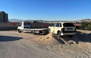 Elazığ’da otomobil kum birikintisine çarptı:...