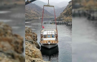 Elazığ’da onarımı tamamlanan gezi teknesi suya...