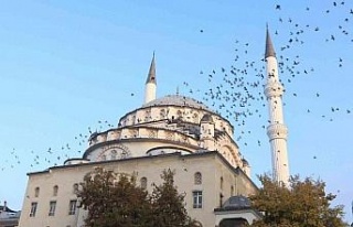 Türkiye’nin ilk asansörlü camisi güvercinleri...