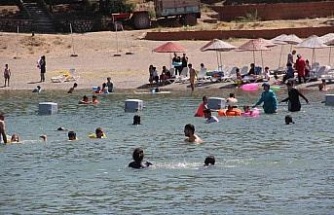 Sıcaktan bunalanlar Hazar Gölü’ne akın etti, plajlar Ege ve Akdeniz’i aratmadı