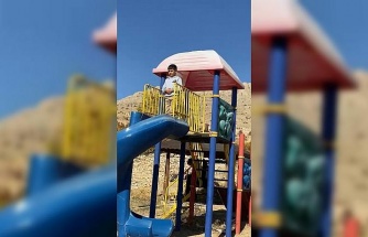 Şehit Sekin’in babasının cenaze töreninde duygulandıran an: Oyun oynamayı bırakan çocuk parkta namaz kıldı