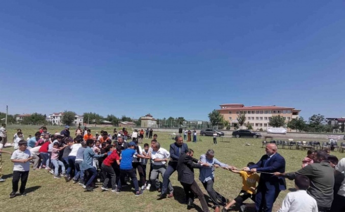 Elazığ’da müftü ve belediye başkanı öğrencilerle birlikte halat çekme yarışı yaptı