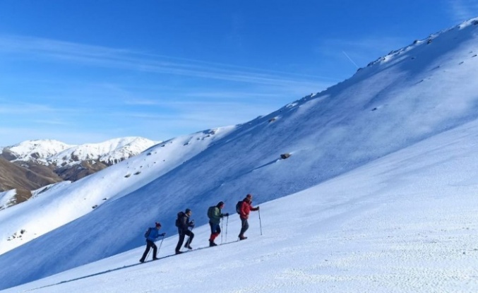Elazığ’da dağcılar beyaza bürünen 2 bin 620 metre yüksekliğindeki Akdağ’a tırmandı