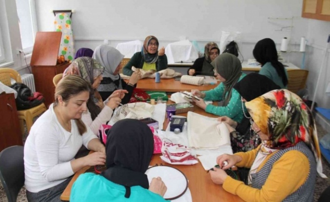 Elazığ’da kadınlar, Halk Eğitim Merkezi’ndeki kurslarda hem sosyalleşiyor hem de öğreniyor